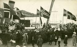 Postkort. Kongebesøk i Honningsvåg. Kong Haakon VII går i la