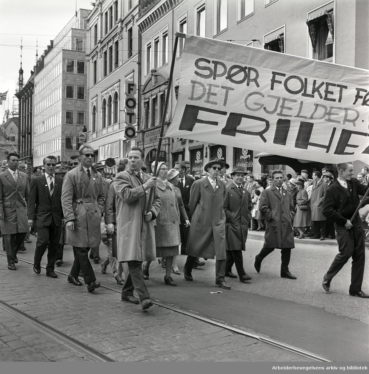 1. mai 1962 i Oslo.Demonstrasjonstog arrangert av "Faglig aksjon mot Fellesmarkedet" med støtte fra Sosialistisk Folkeparti (SF) og Norges kommunistiske parti (NKP)..Parole: Spør folket først. Det gjelder vår frihet.
