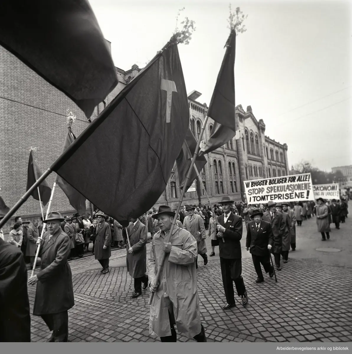 1. mai 1963 i Oslo.Demonstrasjonstoget i Karl Johans gate..Parole: Vi bygger boliger for alle.Stopp spekulasjonene i boligprisene!
