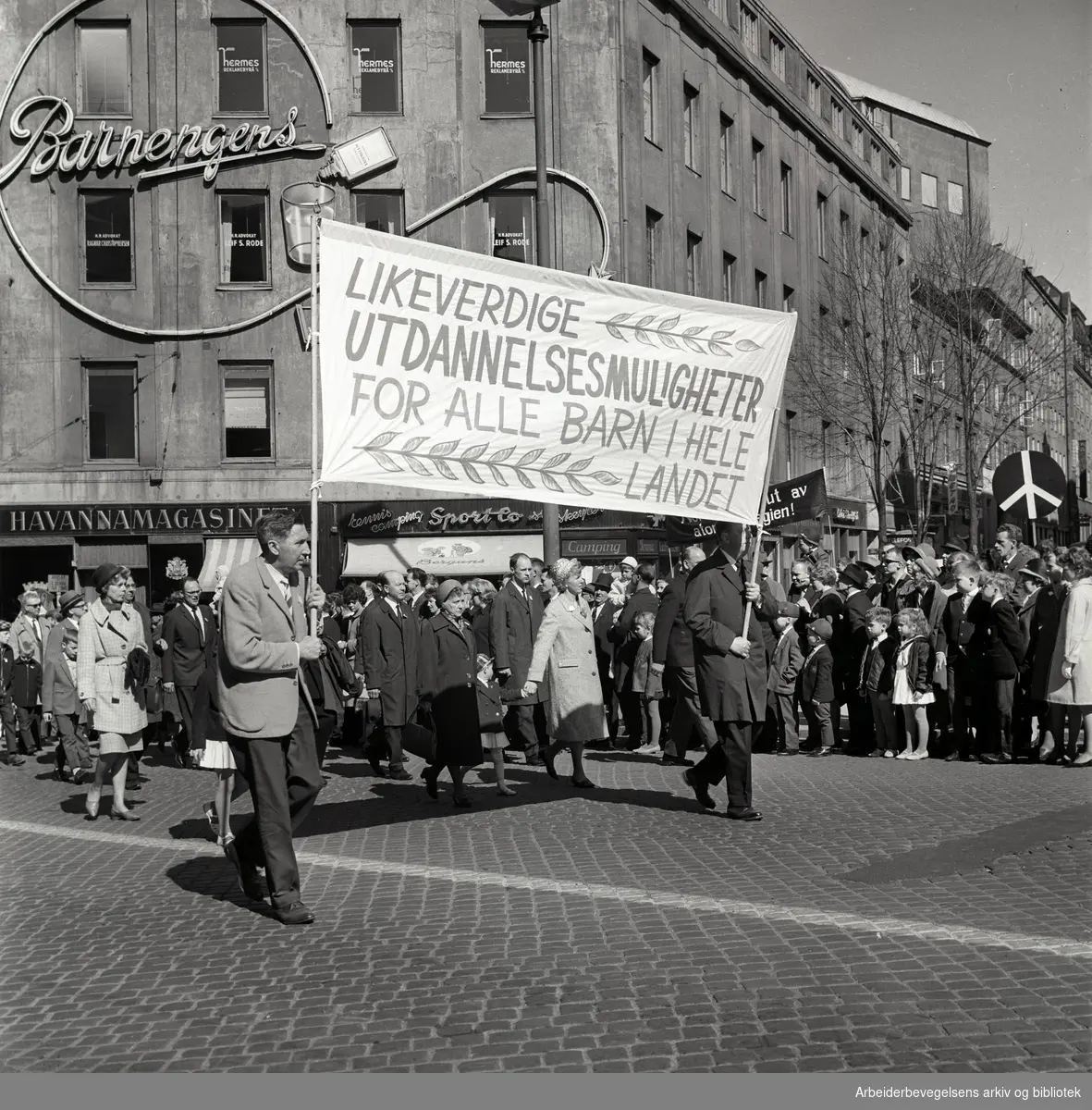1. mai 1965 i Oslo.Demonstrasjonstoget i Karl Johans gate.Parole: Likeverdige utdannelsesmuligheter for alle barn i hele landet.