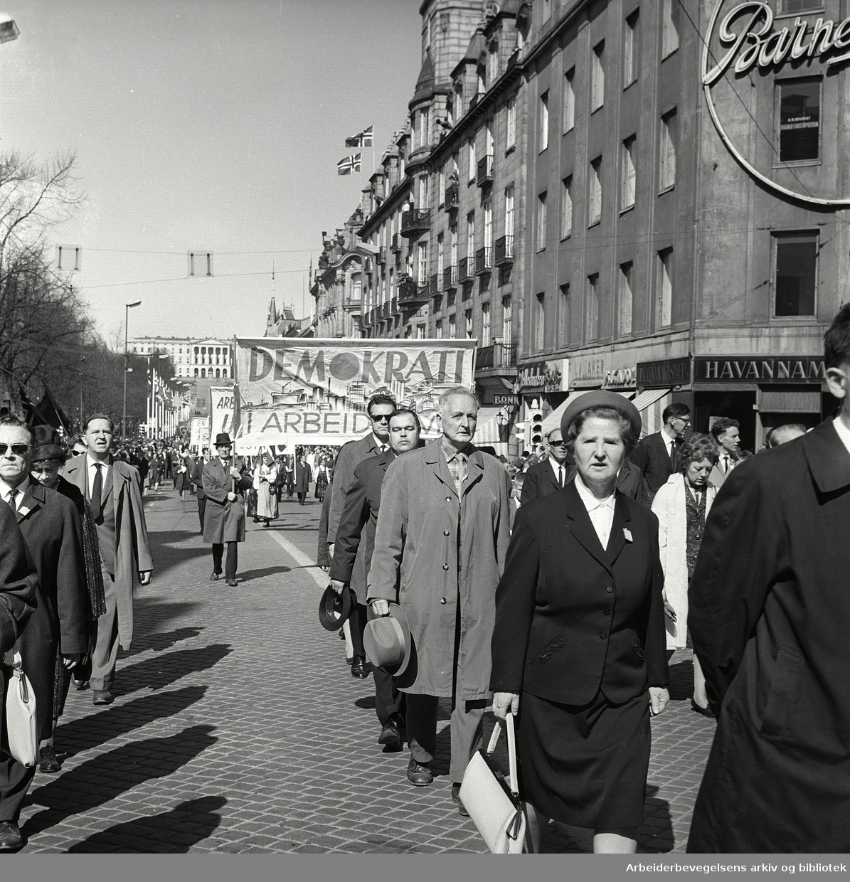 1. mai 1965 i Oslo.Demonstrasjonstoget i Karl Johans gate.Parole: Demokrati i arbeidslivet