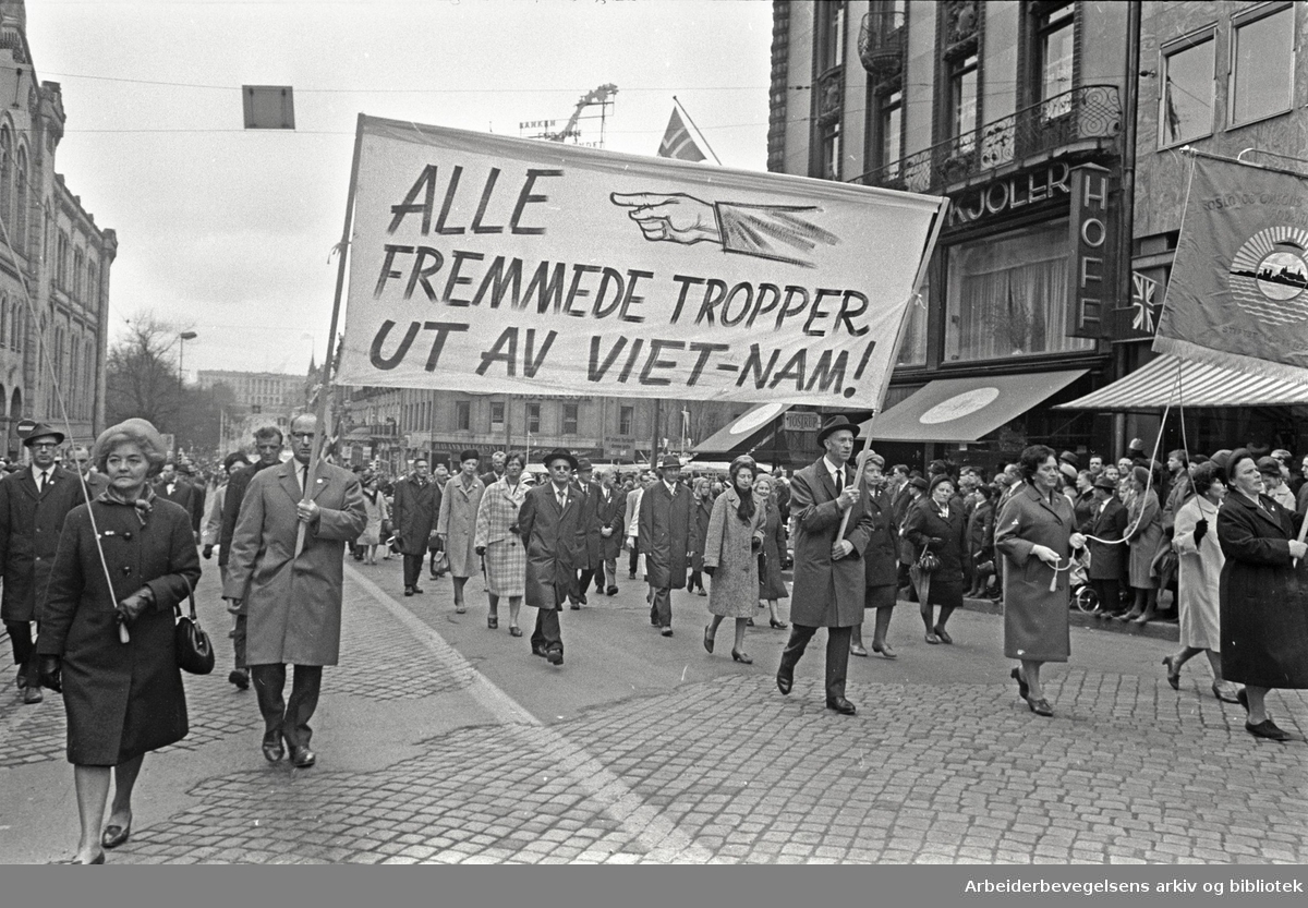 1. mai 1966 i Oslo.Demonstrasjonstoget i Karl Johans gate.Parole: Alle fremmede tropper ut av Vietnam!