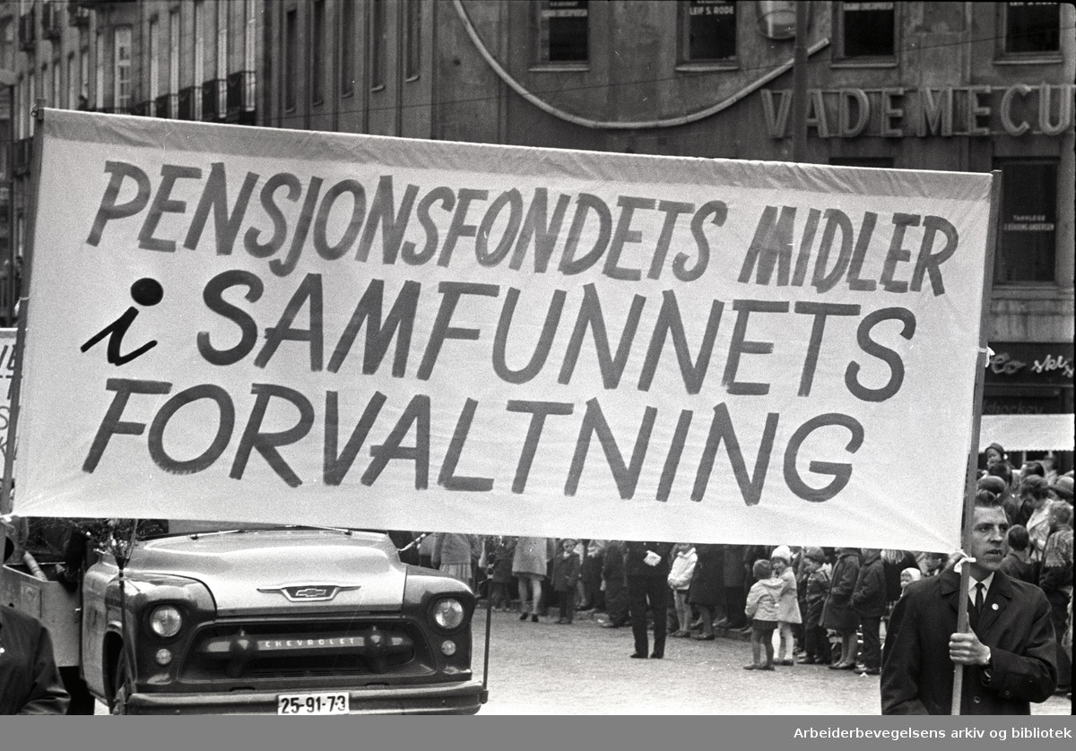 1. mai 1966 i Oslo.Demonstrasjonstoget i Karl Johans gate.Parole: Pensjonsfondets midler i samfunnets forvaltning.