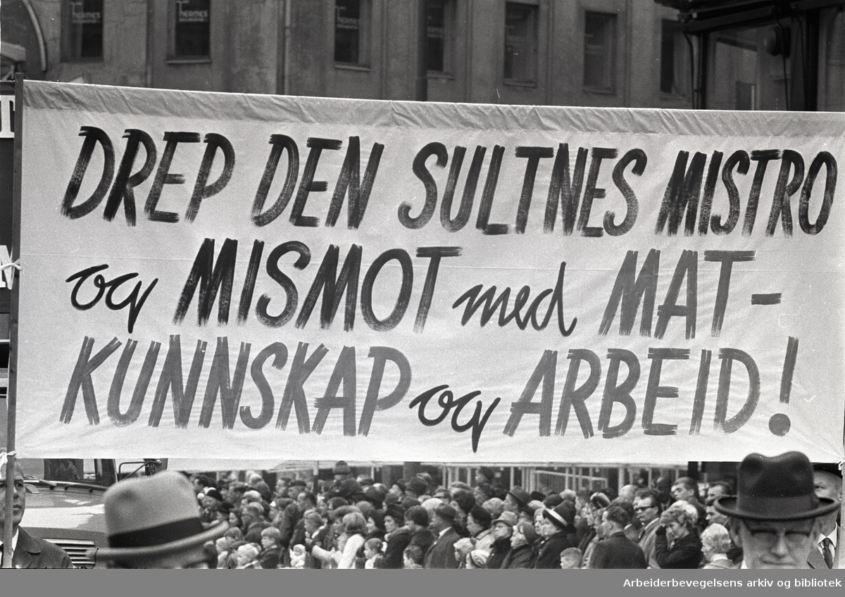1. mai 1966 i Oslo.Demonstrasjonstoget i Karl Johans gate.Parole: Drep den sultnes mistro og mismot med mat- kunnskap og arbeid!