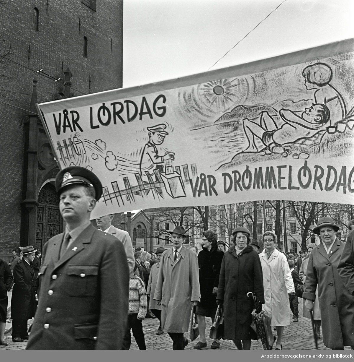 1. mai 1967 i Oslo.Demonstrasjonstoget.Parole: Vår lørdag - Vår drømmelørdag