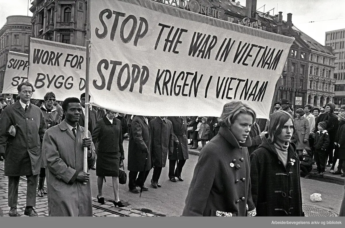 1. mai 1967 i Oslo.Demonstrasjonstoget.Parole: Stop the war in Vietnam.Stopp krigen i Vietnam