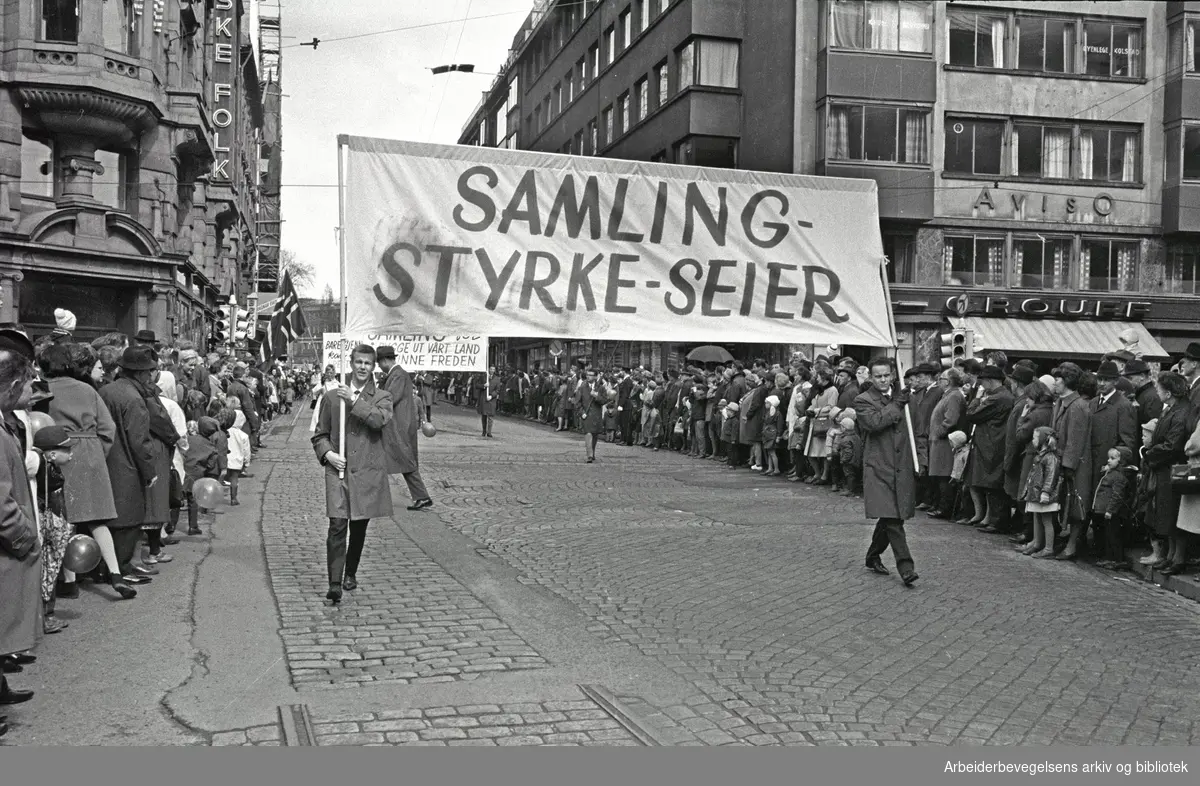 1. mai 1967 i Oslo.Demonstrasjonstoget i Karl Johans gate.Parole: Samling- styrke - seier