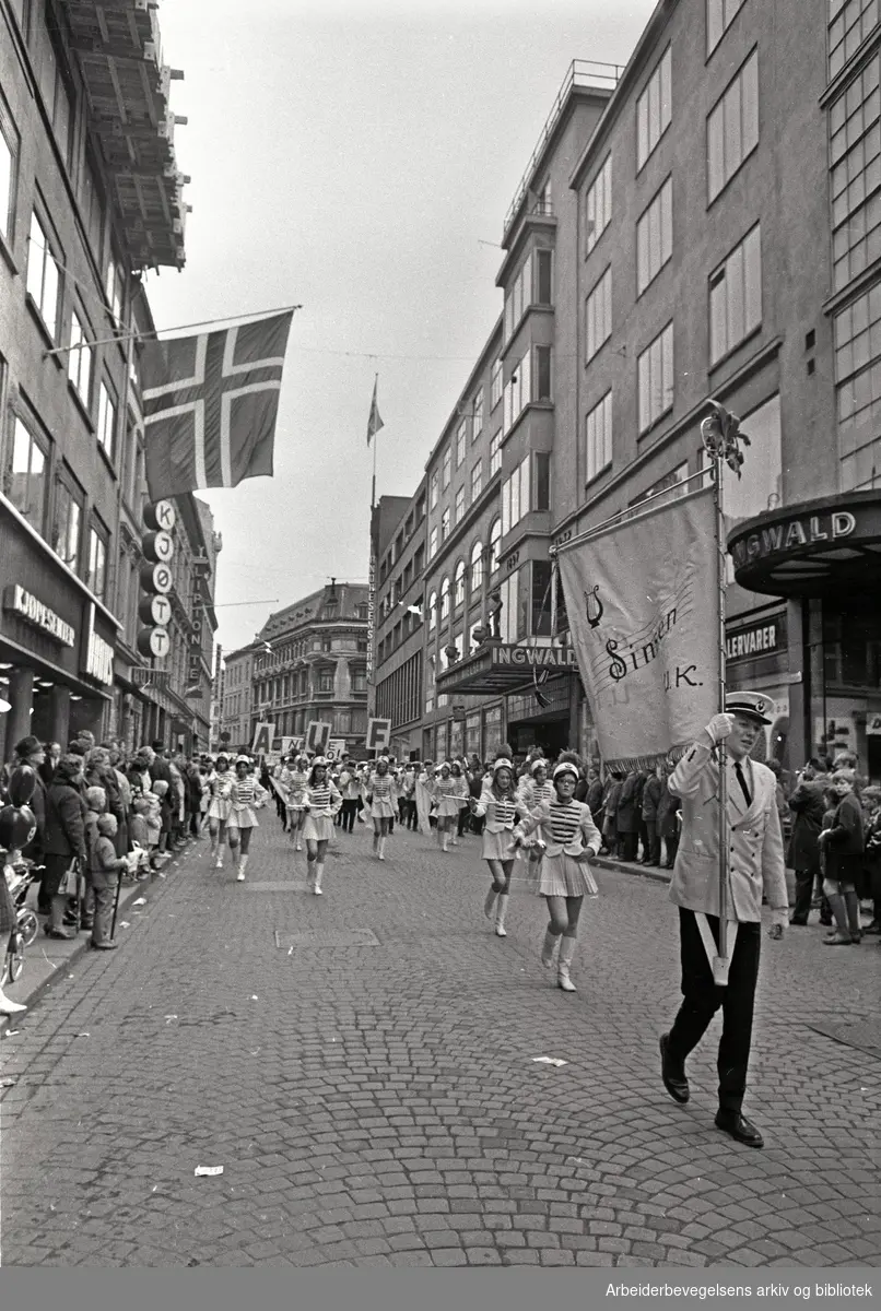 1. mai 1968 i Oslo.Demonstrasjonstoget i Karl Johans gate.Drillpiker i Sinsen Ungdomskorps.