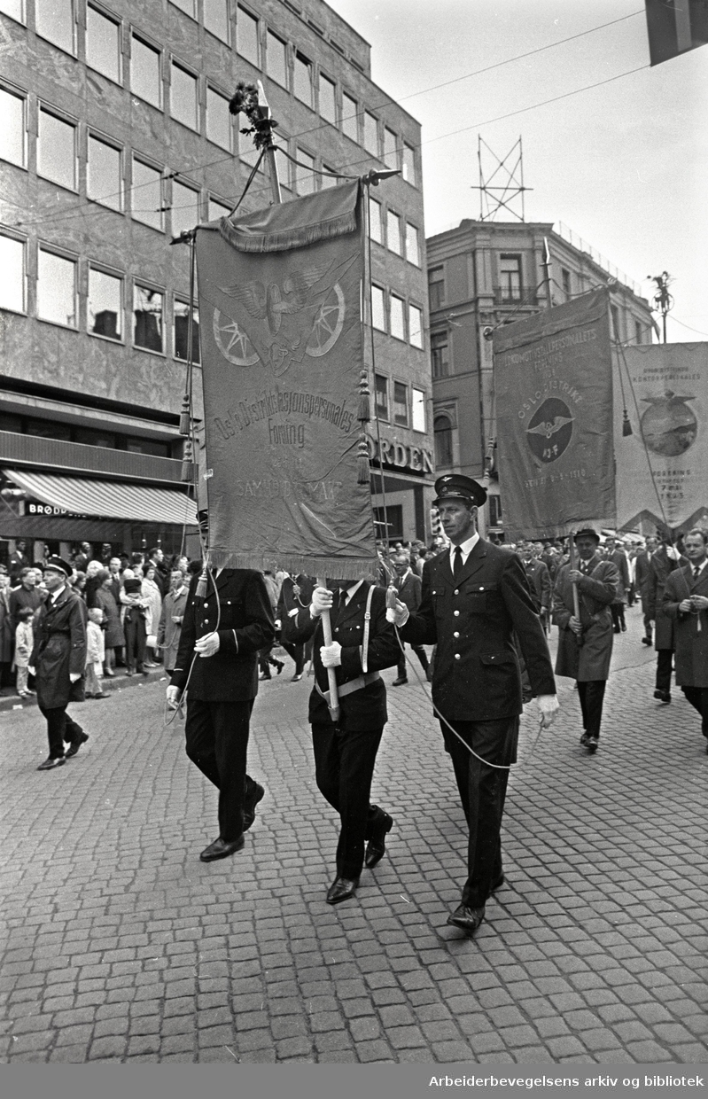 1. mai 1968 i Oslo.Demonstrasjonstoget i Karl Johans gate.Fane: Oslo Distrikts Stasjonpersonales Forening.Fane: Lokomotivstallpersonalets Forening.