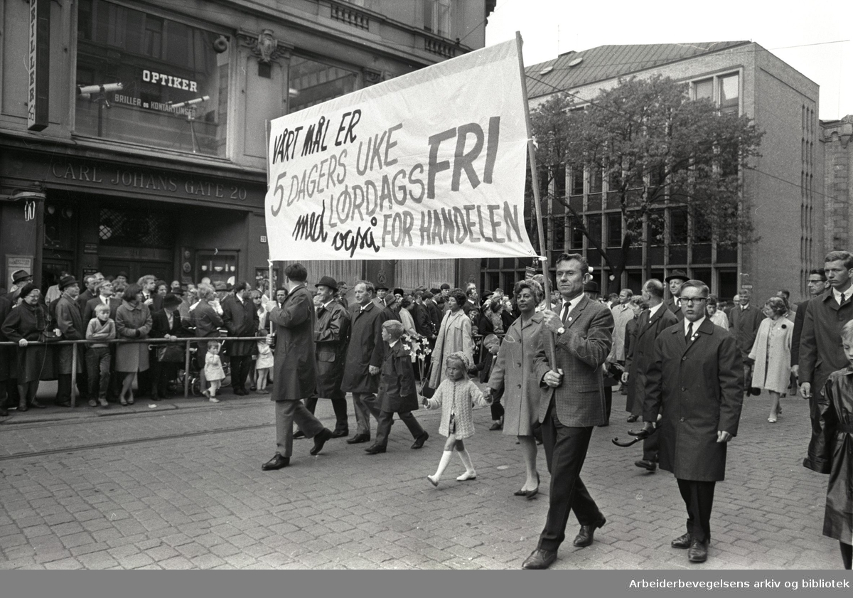 1. mai 1968 i Oslo.Demonstrasjonstoget i Karl Johans gate.Parole: Vårt mål er 5 dagers uke med lørdagsfri også for handelen.
