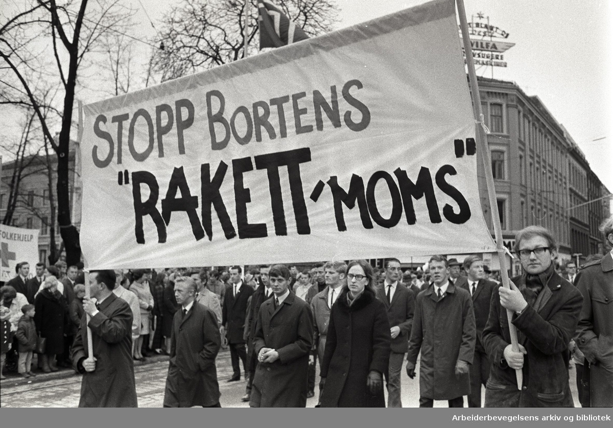 1. mai 1969 i Oslo.Demonstrasjonstoget i Torggata.Parole: Stopp Bortens "rakett" moms.