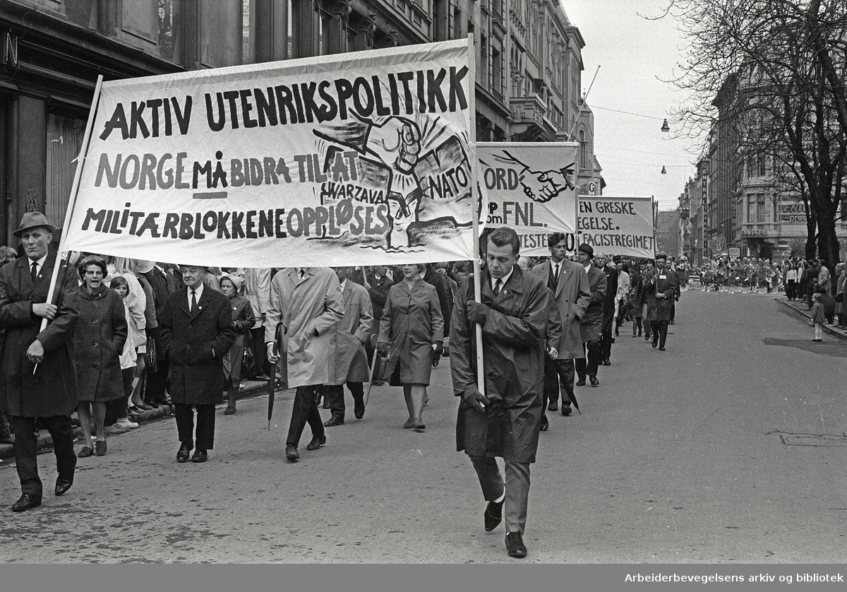 1. mai 1969 i Oslo.Demonstrasjonstoget i Karl Johans gate.Parole: Aktiv utenrikspolitikk.Norge må bidra til at militærblokkene oppløses.