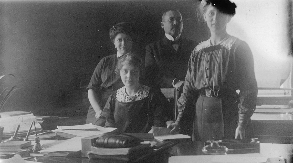 Fru Bergson, notarie Larsson, L. Söderström, E.L. Schöldström (f
17.6.1883)
