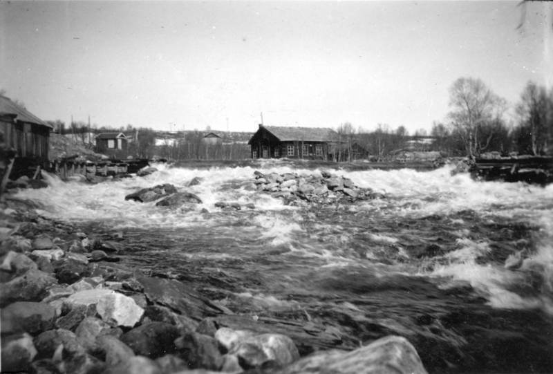 Historisk fotografi av Kvennusdammen og Røros Trevarefabrikk.