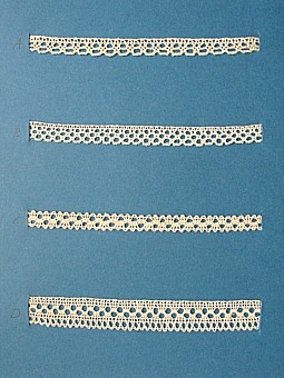 Blått kartongark med 4 prover på skånsk knyppling från östra Göinge härad. Vid varje prov står en stor bokstav.
A. 13 x 1 cm
B. 13 x 1 cm
C. 13 x 0,8 cm
D. 13 x 1,7 cm