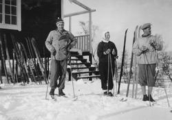 Harry Strand, Rachel Strand og ukjent på ski. Hytte i bakgru