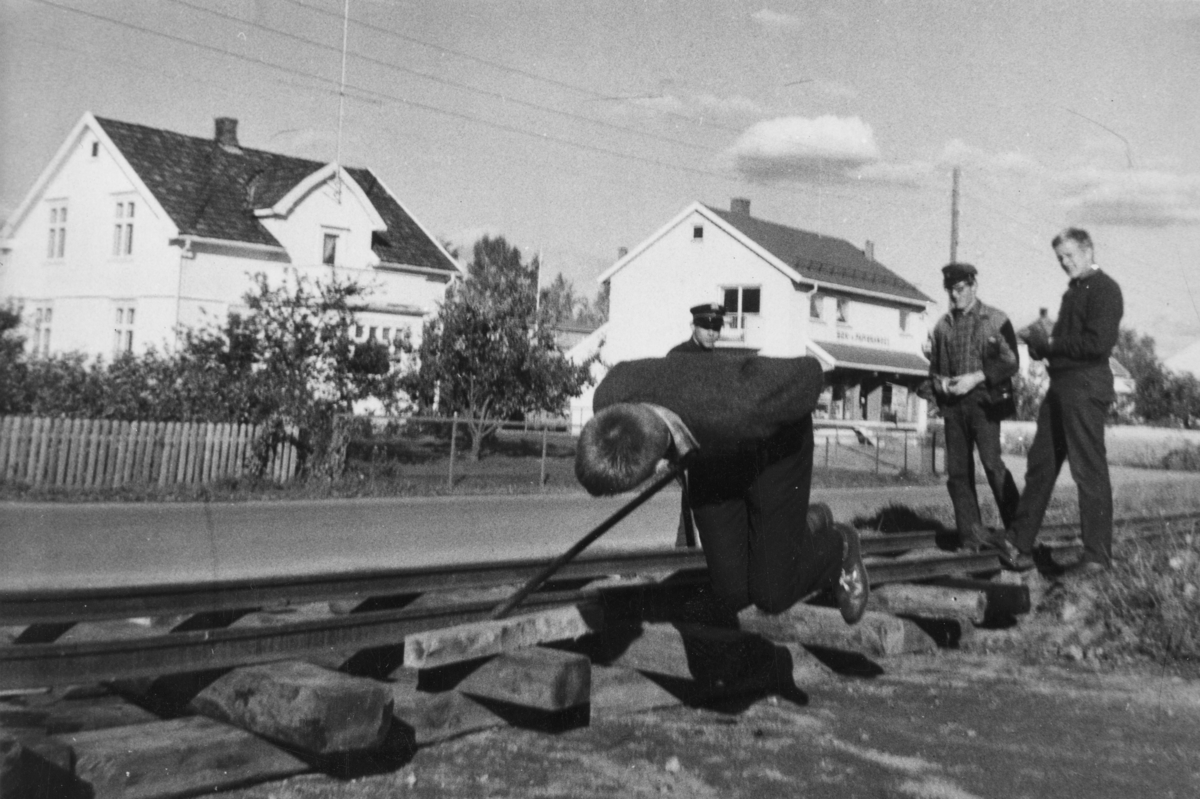Utlegging av skinner i Sørumsand sentrum for transport av vognmateriell.