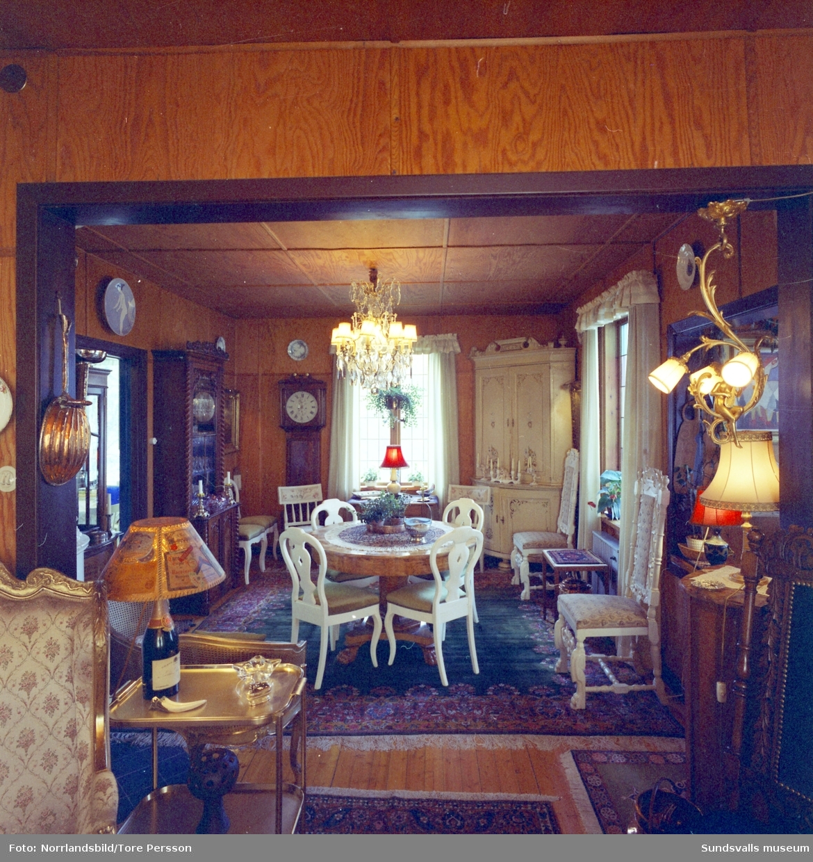 Interiörbilder från direktör Kaj Lunds hus i Skatan, de två sammanbyggda hus som senare blev Skatans Skärgårdspensionat.