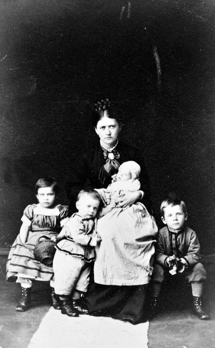 Familiegruppe, mor 4 barn. 1870-80 årene. 


RP. , A. POLACZEK, FAR, MOR, 4 BARN