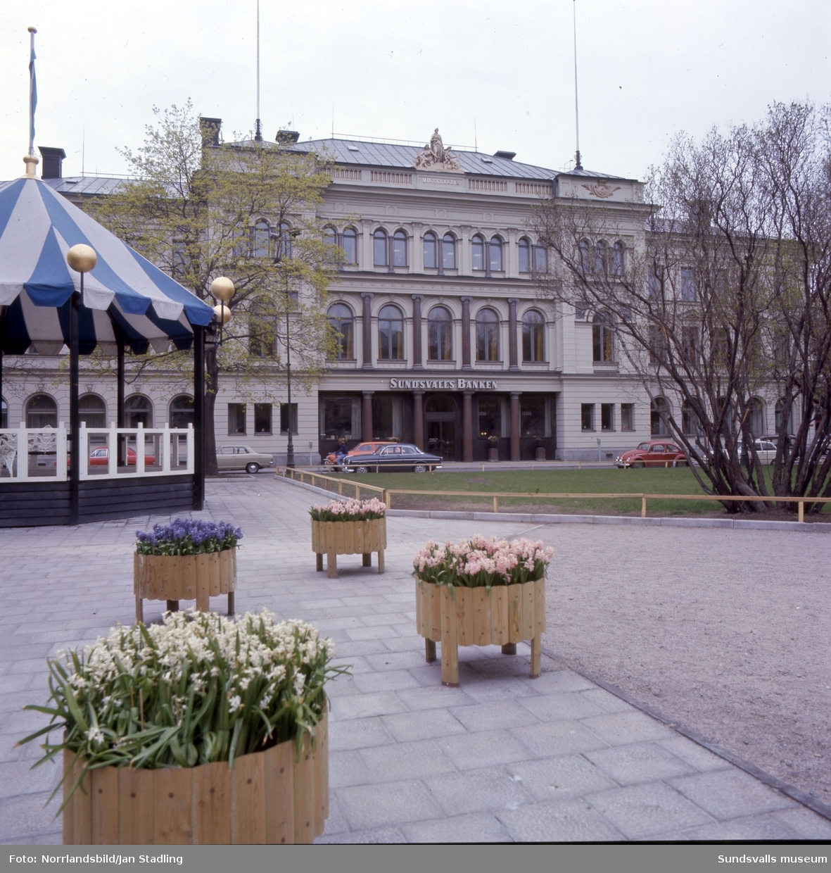 Exteriörbilder av Sundsvallsbanken vid Vängåvan.