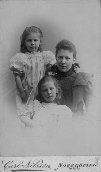 Text till bilden: "Dottern Anna Helena Charlotta gift Hagberg, med hennes egna döttrar".