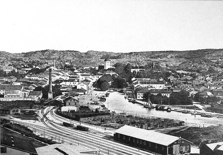 Medföljande text: "Utsikt från Skansberget omkr. 1900-talet. Uddevalla postkontorhistorik sedan början av 1800-talet".