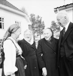Vardens arkiv. "Sagavold Ungd. skole 60 år. Gudstjeneste v/b