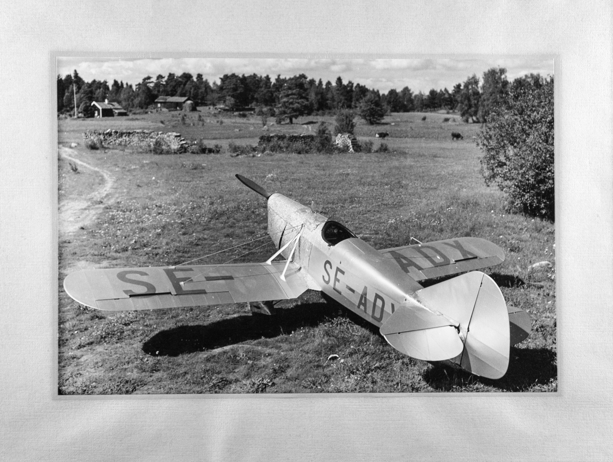 Civilregistrerat flygplan Sparmann S 1-A SE-ADX på ett gärde.