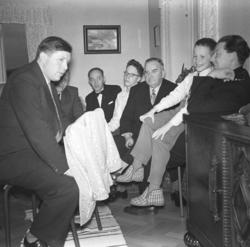 Gjester: fem menn (bl.a. fra familien Sørensen) og to ungdom