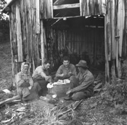 Ved bålet sitter (fra venstre) Katariina Jefremoff, Maxim Sa