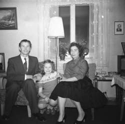 Familieportrett. Eino, Turid Lillian og Jenny Drannem på bes