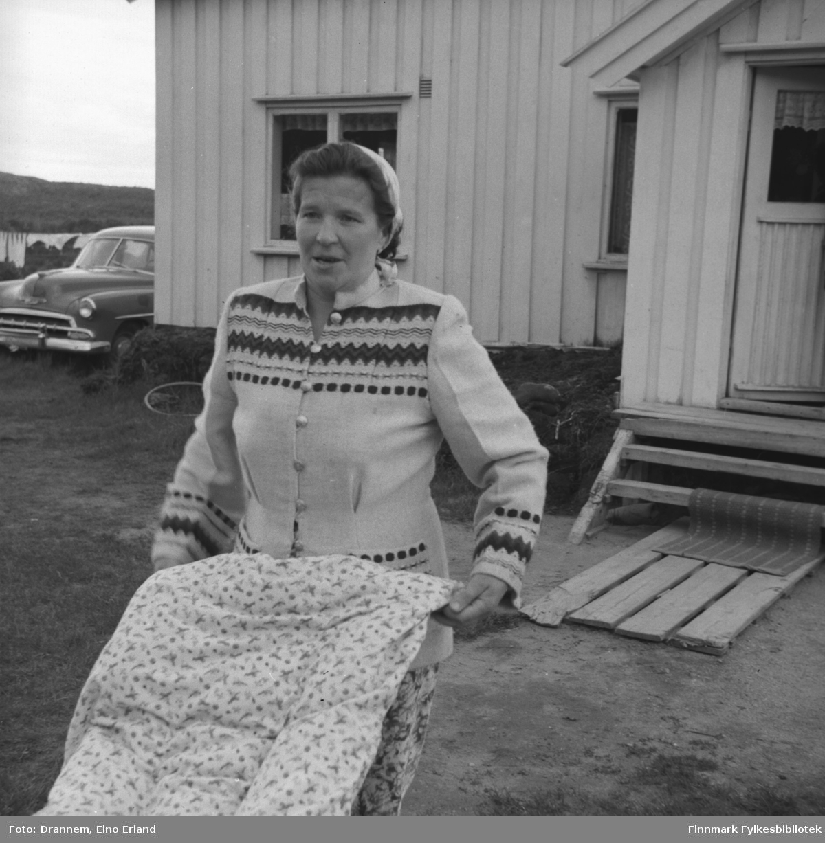 Lyyli Arvola (født Karikoski) fotografert foran huset i Neiden