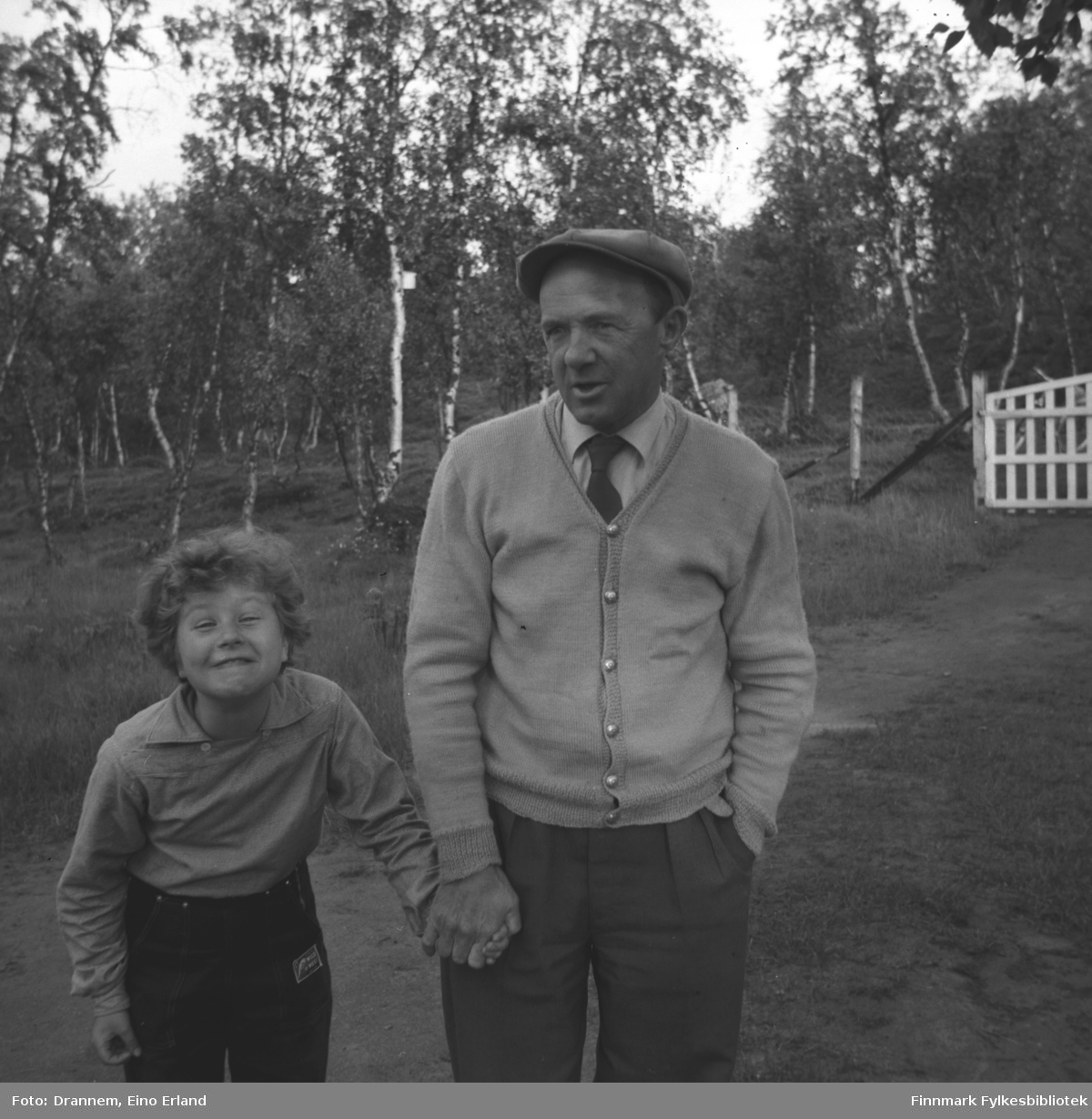 Turid Lillian fotografert sammen med Oddmund Vorren i Neiden. Bildet er tatt på eiendommen til Helge Karikoski.