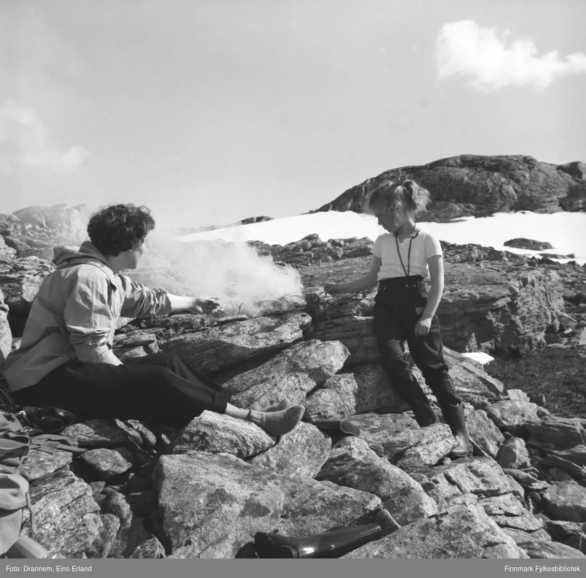 Jenny Drannem med sin datter Turid Lillian ved et litet bål i fjellet (i Hammerfest)