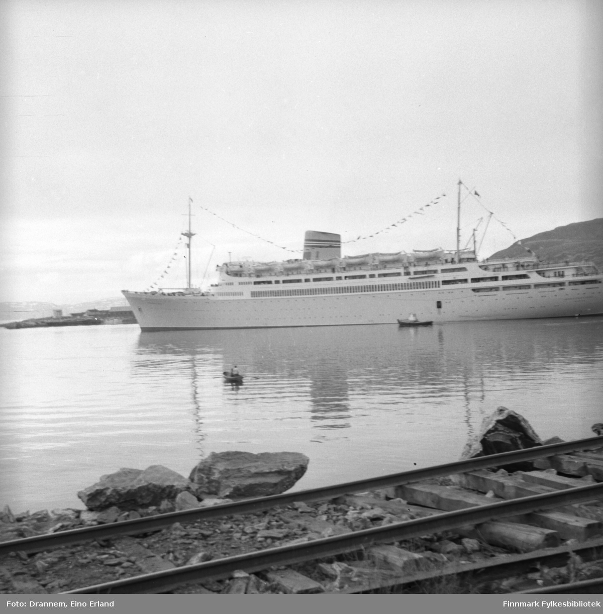 Et av NALs (Den Norske Amerikalinjen) skip på Nord-Norgescruise, 'Bergensfjord' ved Hammerfest havn