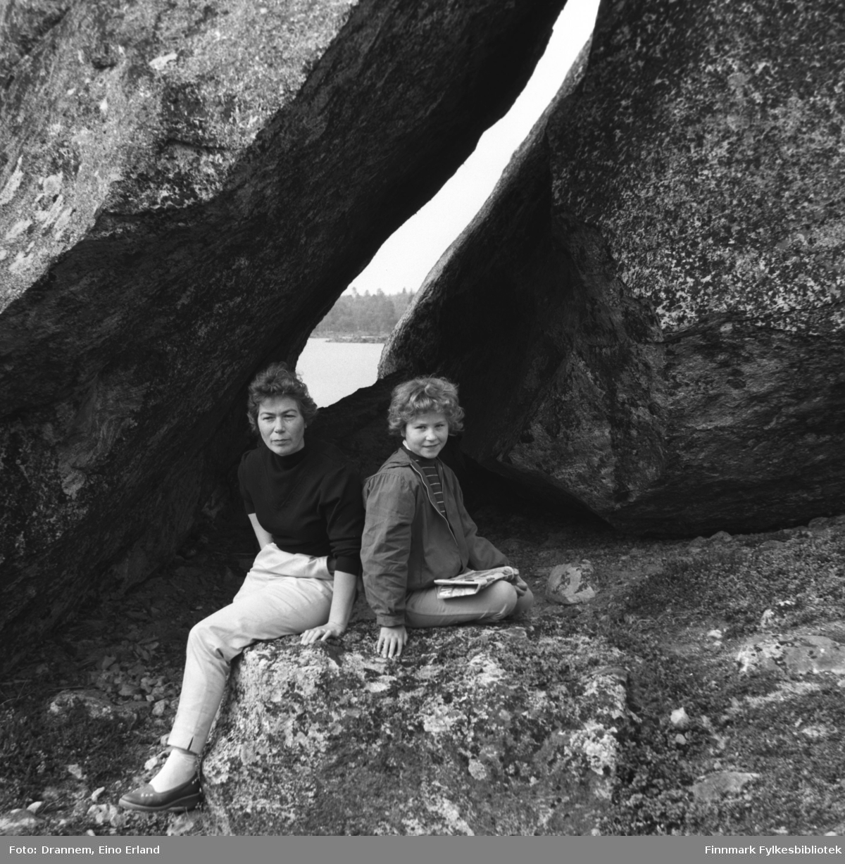 Bildet viser Jenny og Turid Lillian foran en stor stein