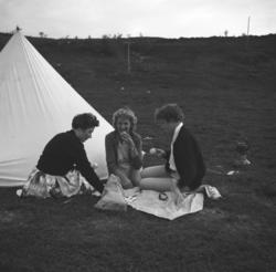 På telttur. Til venstre Jenny og til høyre Turid Lillian. Da