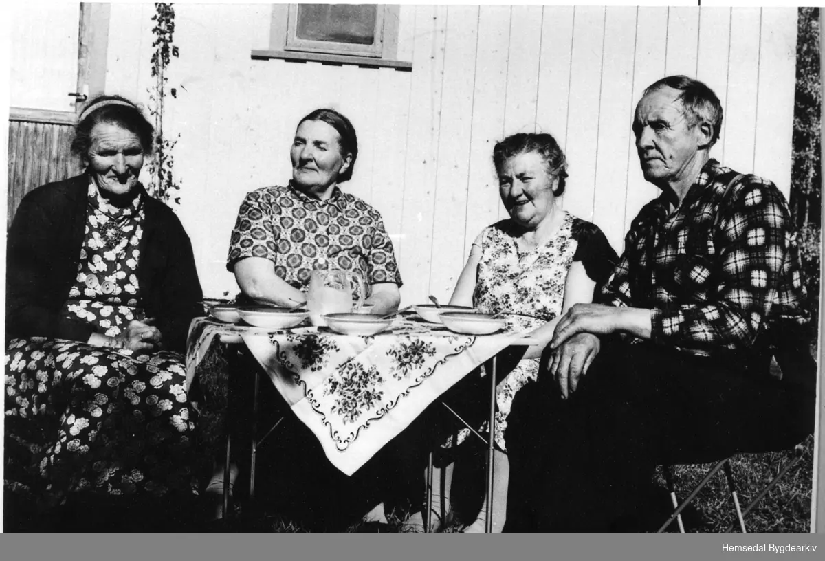Frå venstre: Anne Kirkebøen, Kari Fekene, Guri Pålhus og Ole Kirkebøen (Vesle Ola)