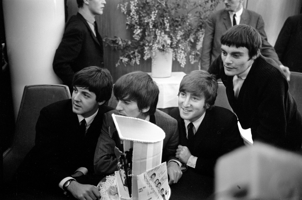 Det engelske bandet The Beatles skal ha konsert i København. Pressekonferanse med fra venstre Paul McCartney, George Harrison,  John Lennon og Jimmy Nicol.