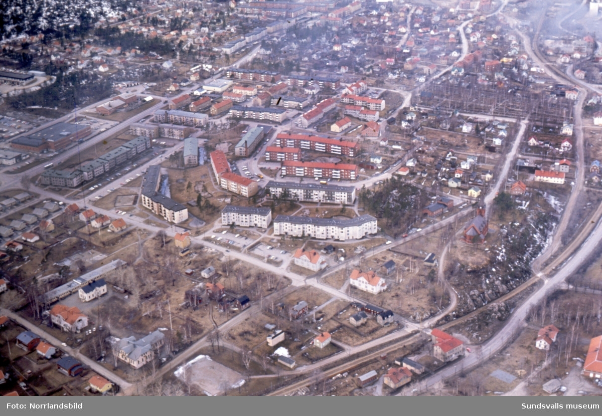 Flygfoton över Kubikenborgs gamla skola 1971, med omgivande bebyggelse. Bland annat syns äldre, numera (2015) rivna, bostadshus i närheten av järnvägen.