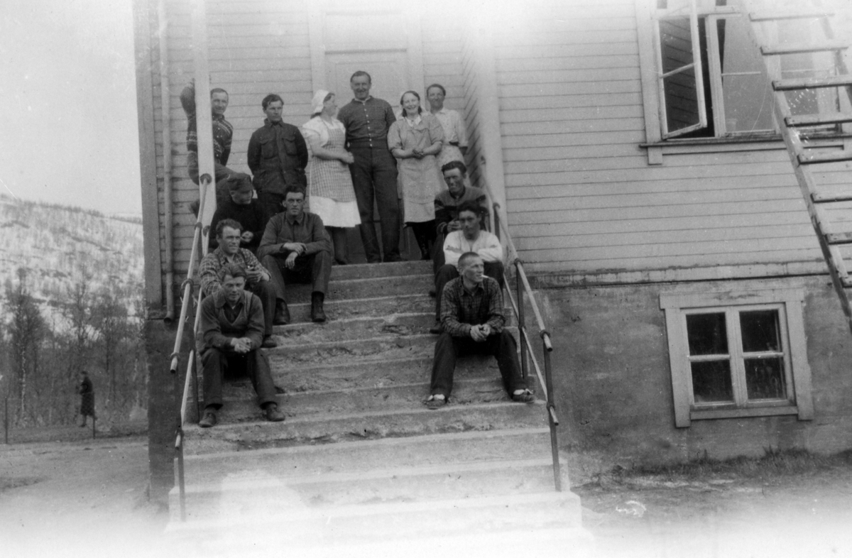 Soldater og kokker (?) i trappa på en bygning.