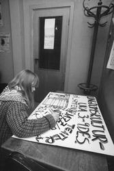 Ung kvinne arbeider med en plakat for Ungdomskulturuka.