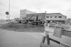 Anleggsarbeid i krysset nedfor Grand. Bergen Bank og Harstad