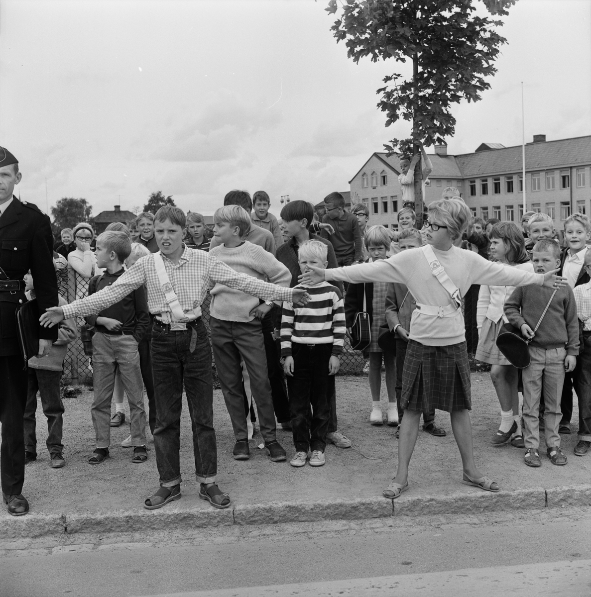 "200 uppsalabarn trafikövervakare vid folkskolorna", Uppsala augusti 1965