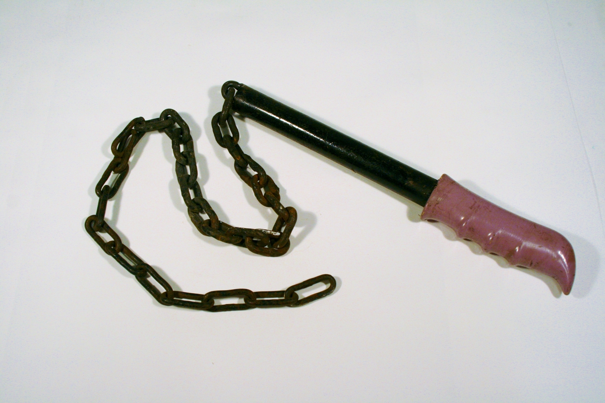 Metallrør med håndtak og lenke.