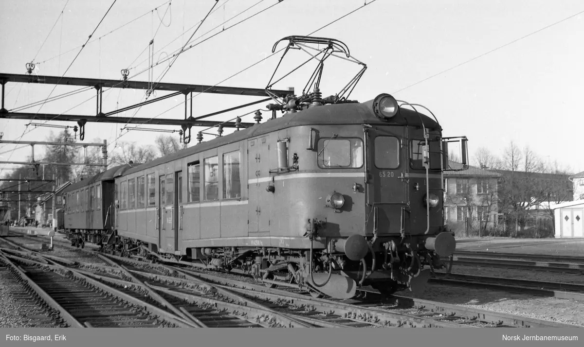 Motorvogn BM 65 20 og styrevogn BFS65 18603 i tog 186 på Ski stasjon