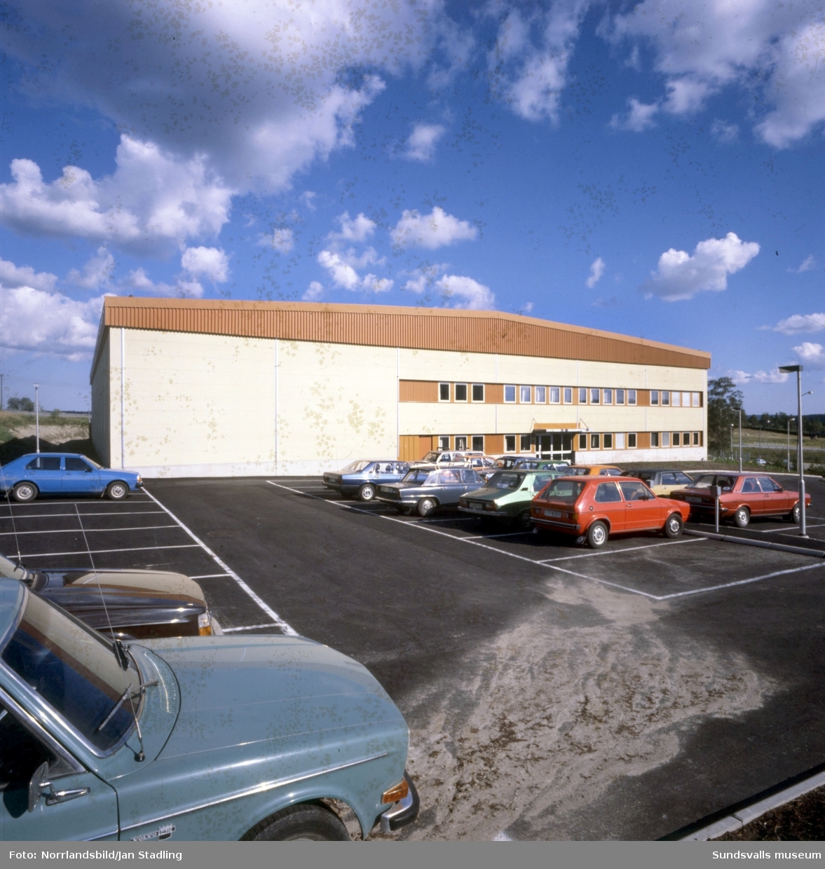 Företaget Be & Jo, nybyggd kontors-/verkstadsfastighet i norra Birsta. På senare år (2015) har fastigheten på Birstavägen 4 använts som gymnastikhall.