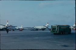 Fra flyplassen i Schipol Magnhild og Per Renbjør  til verden