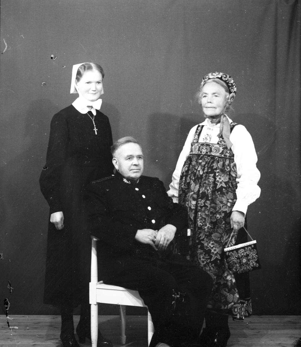 Portrett av lensmann Aasmund Bitustøl og Magna Ellefsen Bitustøl med Oddny Bitustøl til venstre.