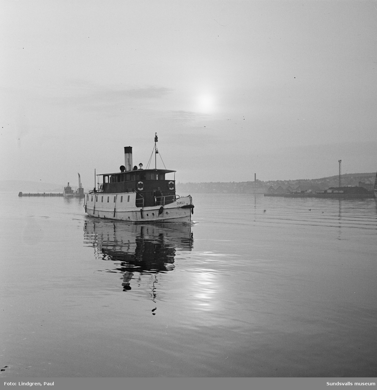 En serie bilder med motiv från Sundsvalls hamn. Lastning av båtar, båttrafik etc.